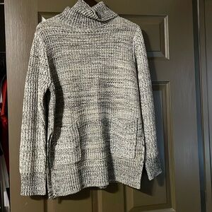 Super cute gray sweater!